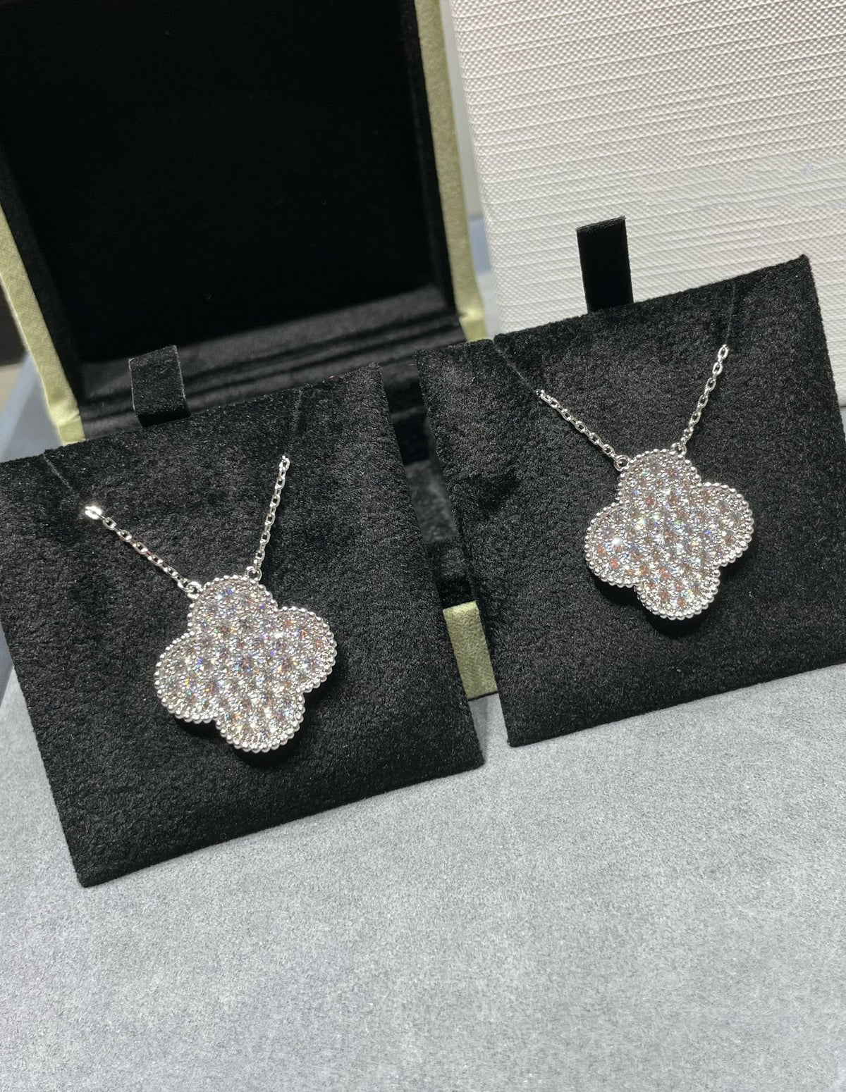 ¡®Aura Jewels¡¯CLOVER 25MM LARGE PENDANT DIAMOND PAVED SILVER NECKLACE