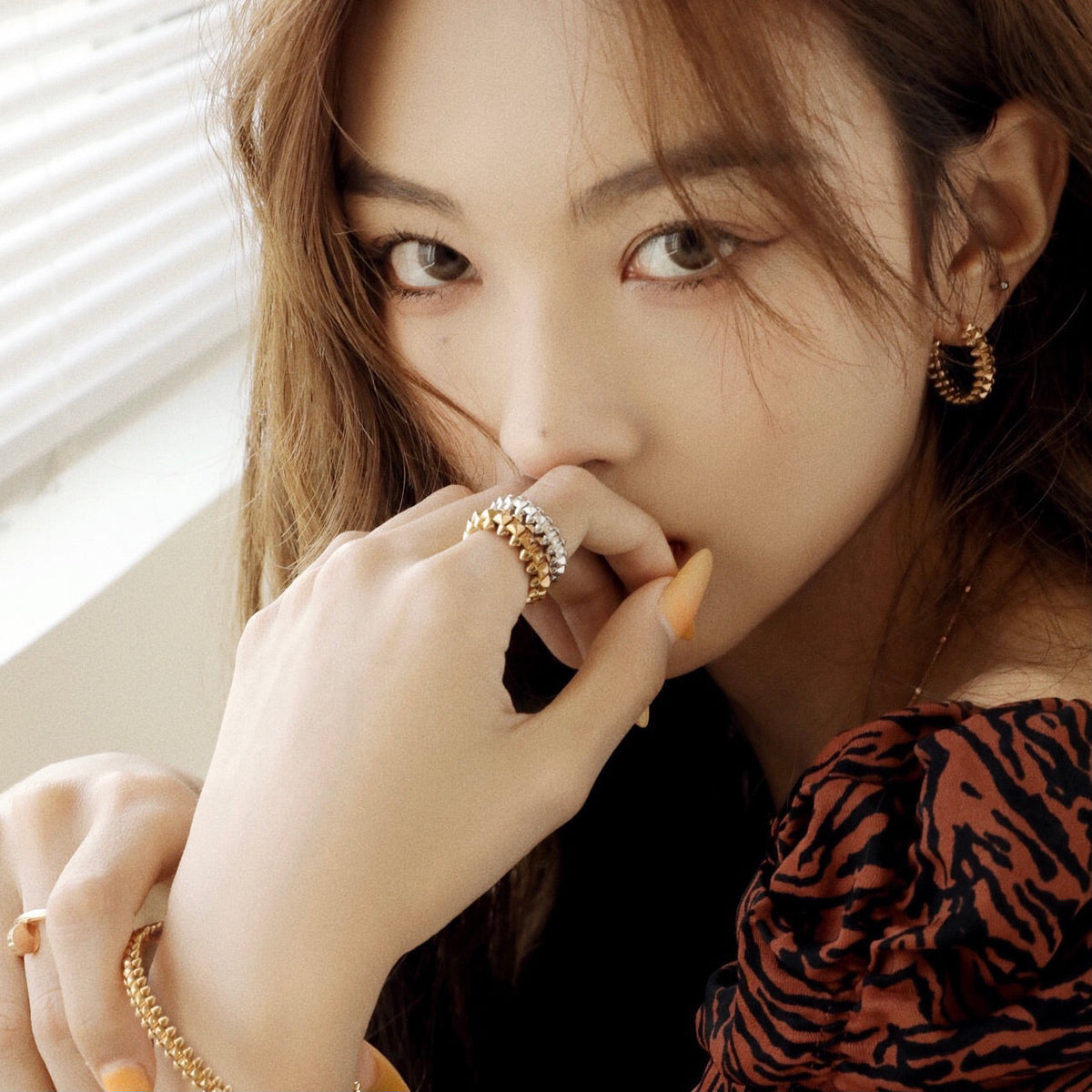 ¡®Aura Jewels¡¯CLASH SMALL HOOP EARRINGS