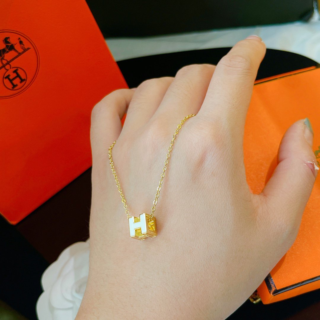 ¡®Aura Jewels¡¯H WHITE SQUARE GOLD NECKLACE