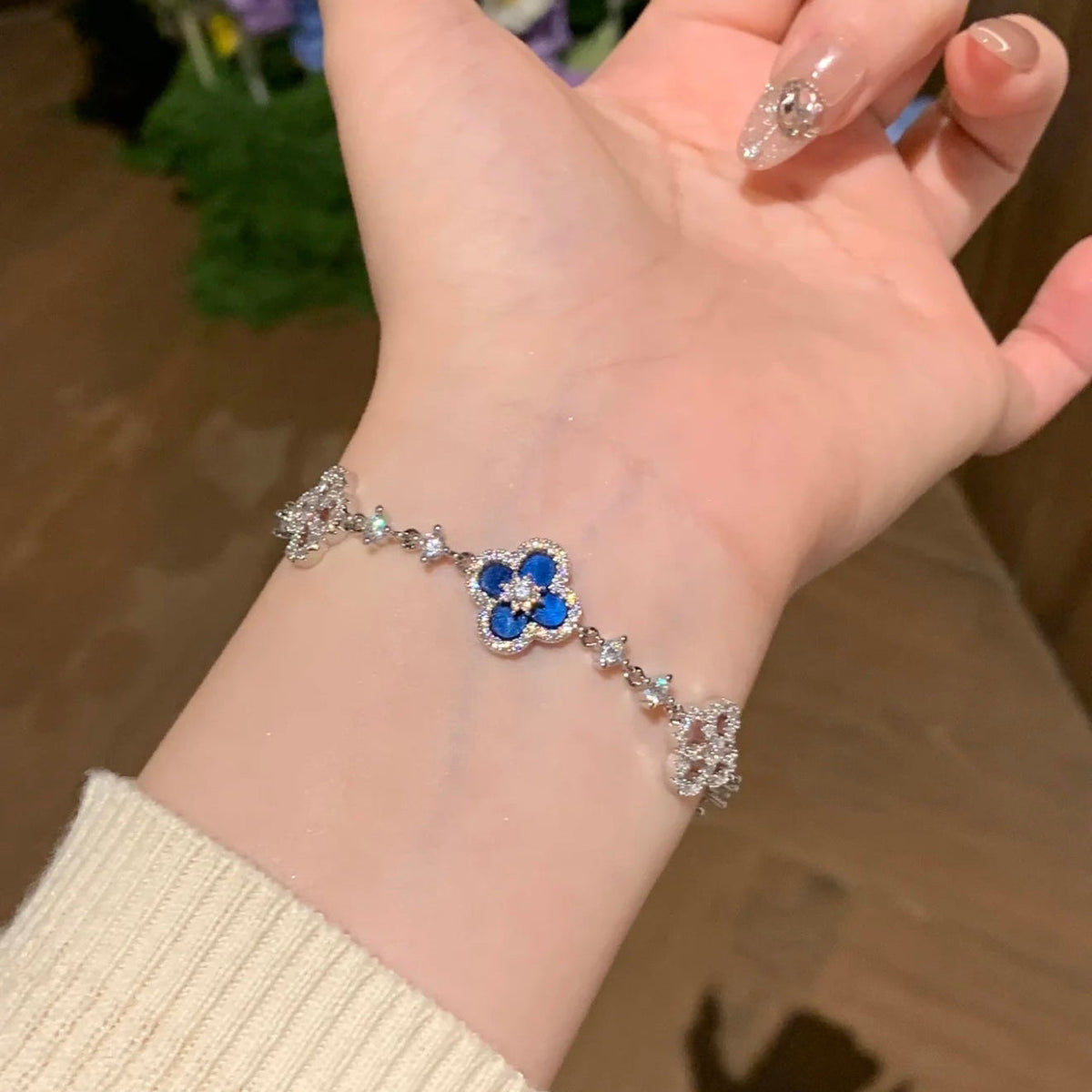 ¡®Aura Jewels¡¯CLOVER 5 MOTIF PINK BLUE RED WHITE BRACELET
