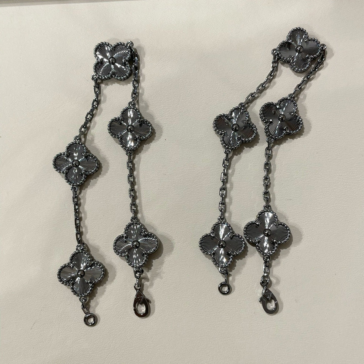 [Aura Jewels]New CLOVER 5 MOTIF BLACK BRACELET