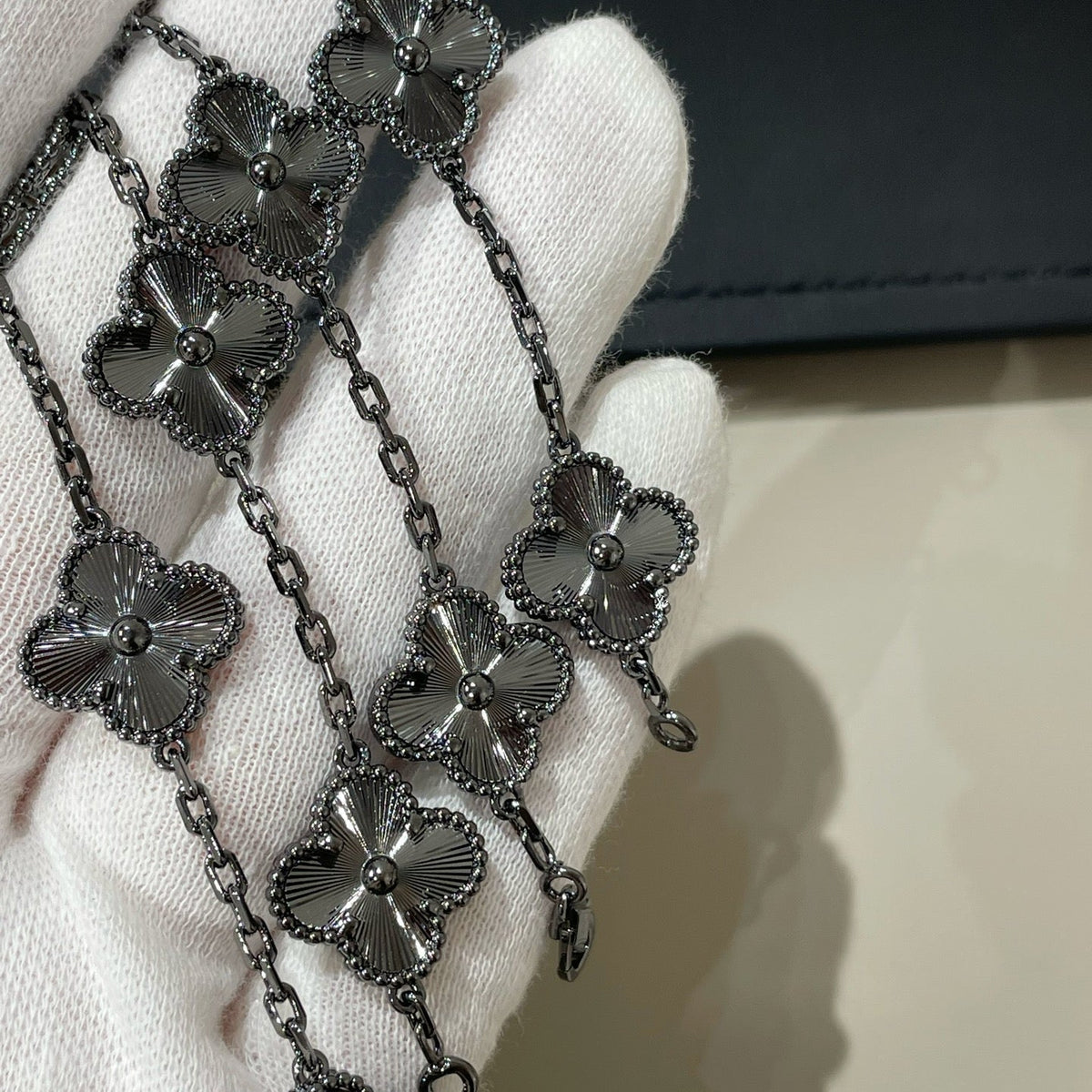 [Aura Jewels]New CLOVER 5 MOTIF BLACK BRACELET