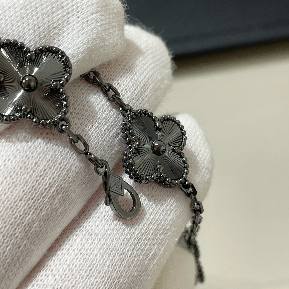 [Aura Jewels]New CLOVER 5 MOTIF BLACK BRACELET
