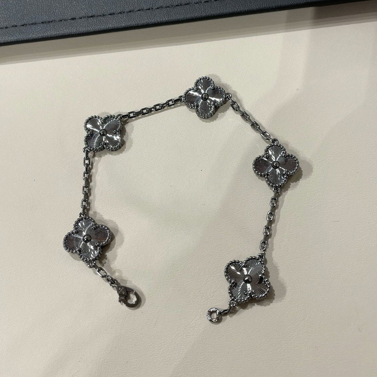[Aura Jewels]New CLOVER 5 MOTIF BLACK BRACELET