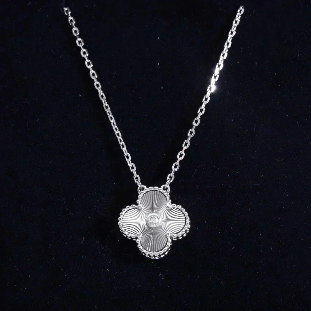 ¡®Aura Jewels¡¯CLOVER  15MM DIAMOND LASER NECKLACE SILVER