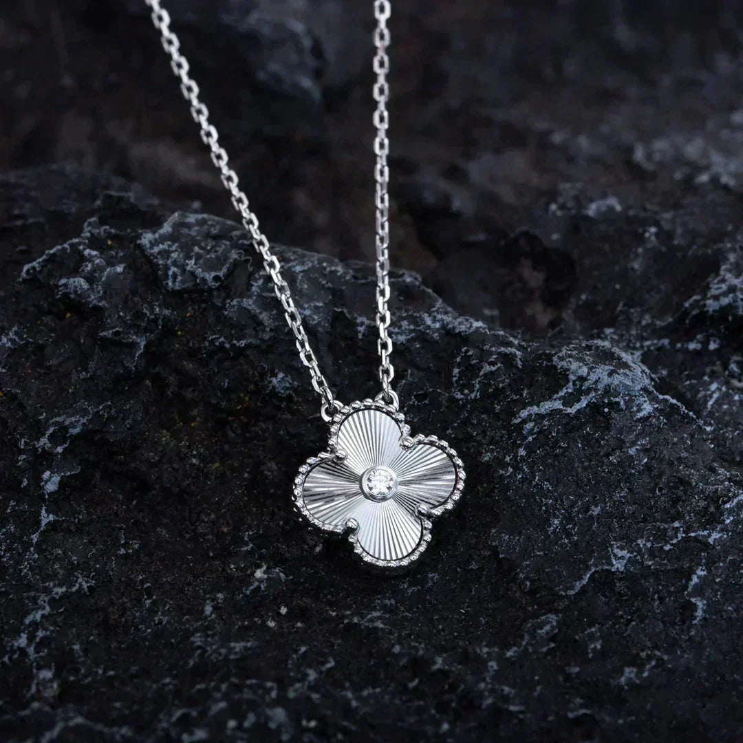 ¡®Aura Jewels¡¯CLOVER  15MM DIAMOND LASER NECKLACE SILVER