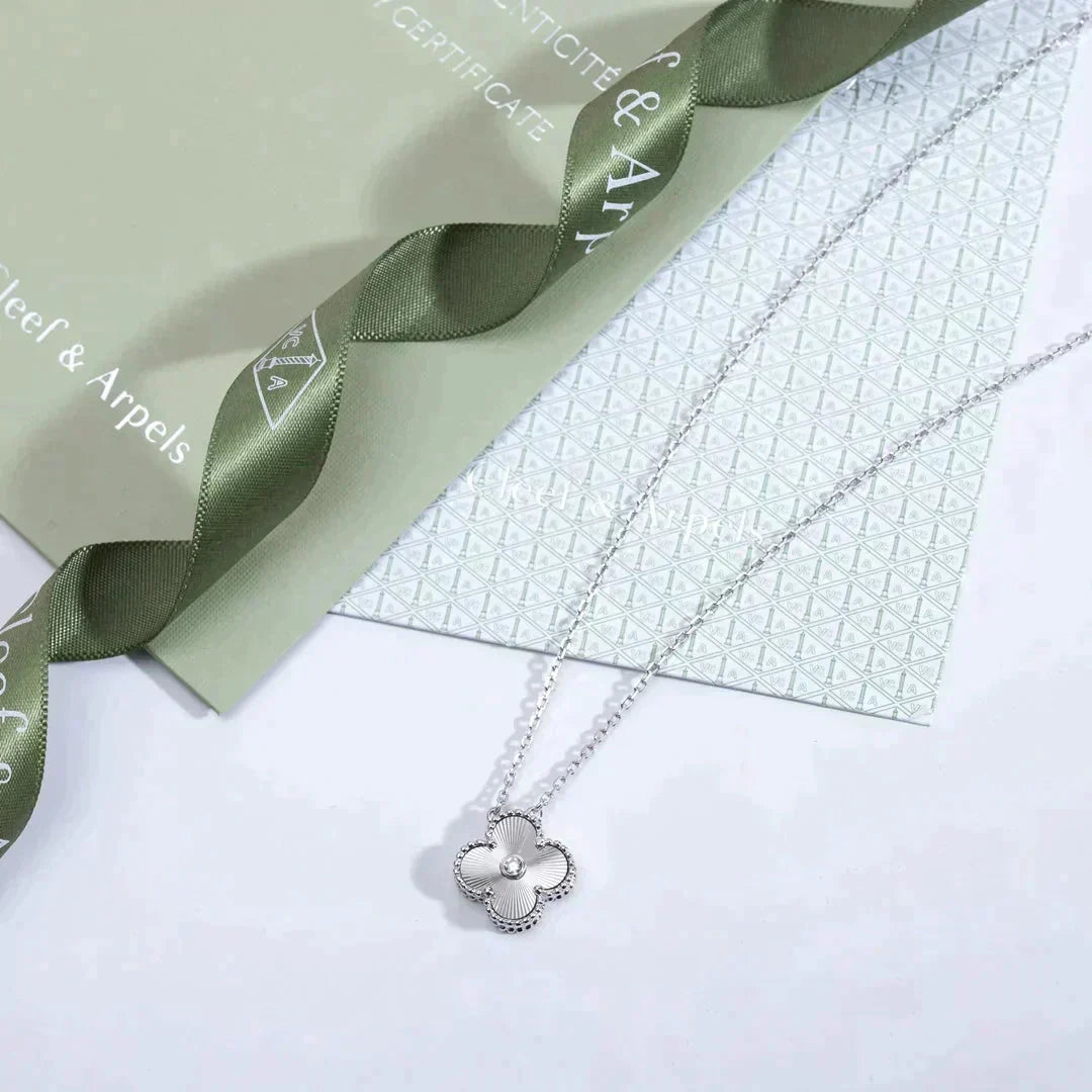 ¡®Aura Jewels¡¯CLOVER  15MM DIAMOND LASER NECKLACE SILVER
