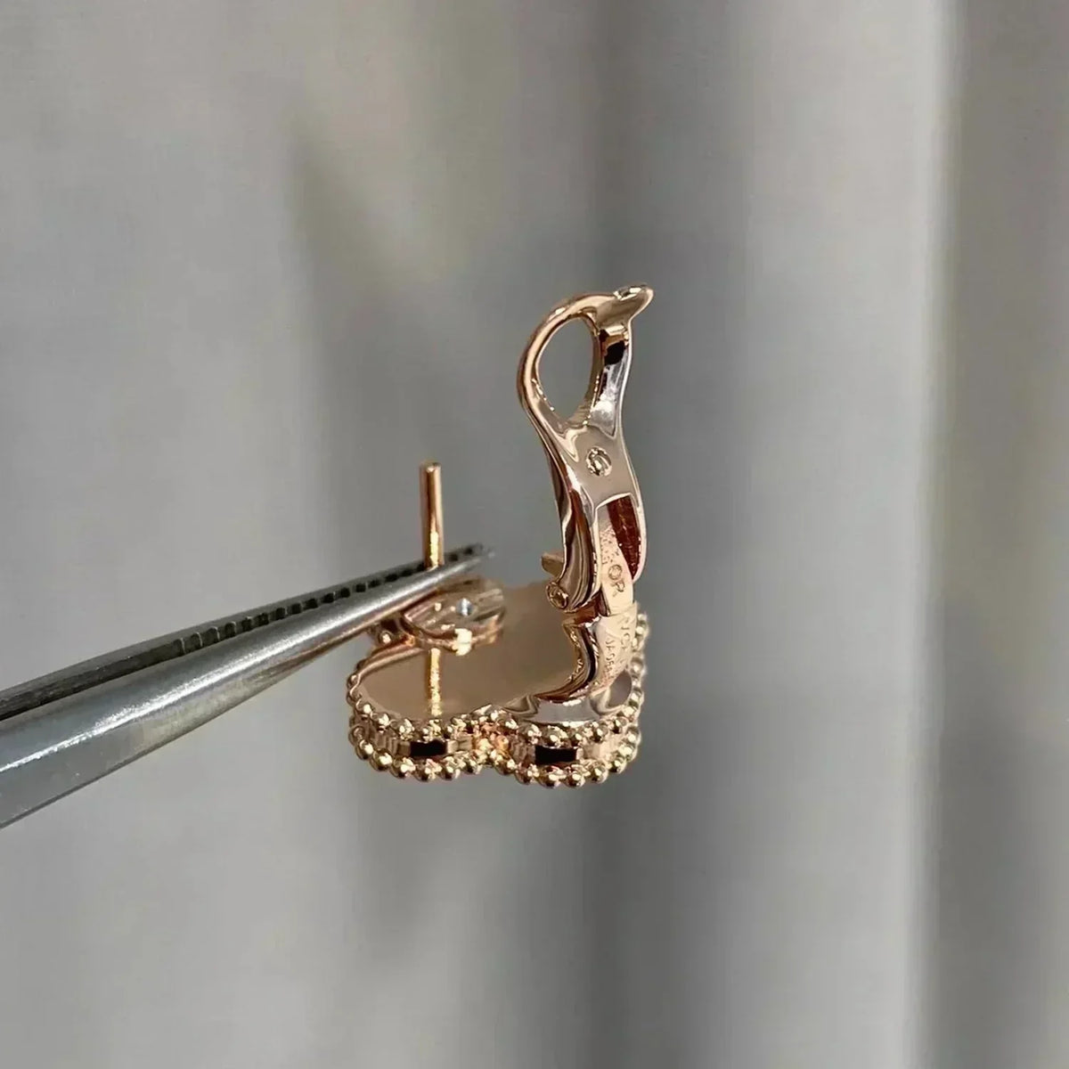 ¡®Aura Jewels¡¯CLOVER MEDIUM 1 MOTIFS  PINK MOP DIAMOND EARRINGS