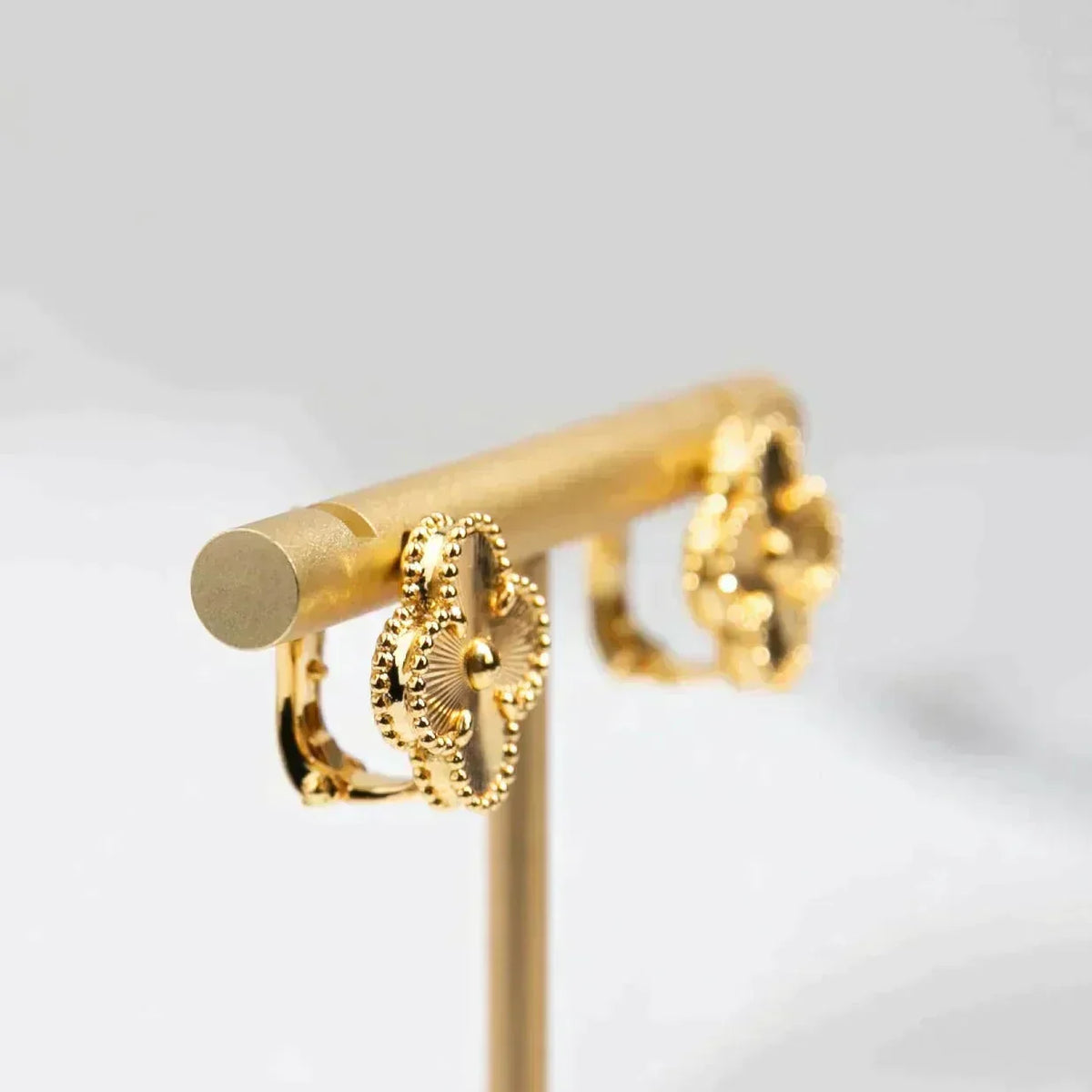 ¡®Aura Jewels¡¯CLOVER MEDIUM 1 MOTIFS LASER EARRINGS
