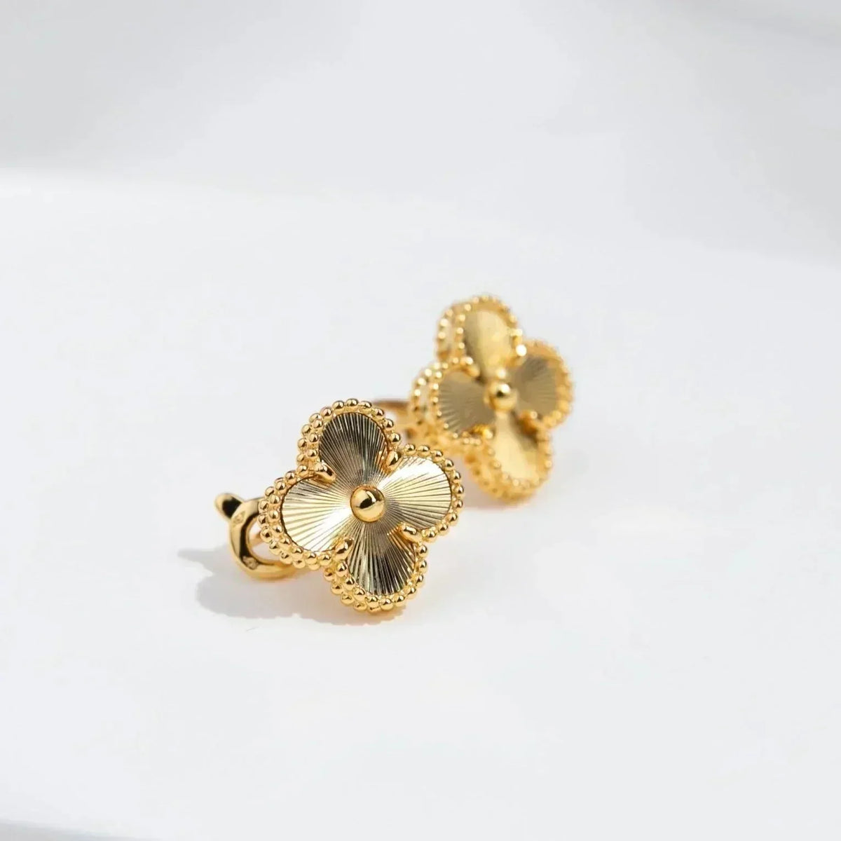 ¡®Aura Jewels¡¯CLOVER MEDIUM 1 MOTIFS LASER EARRINGS