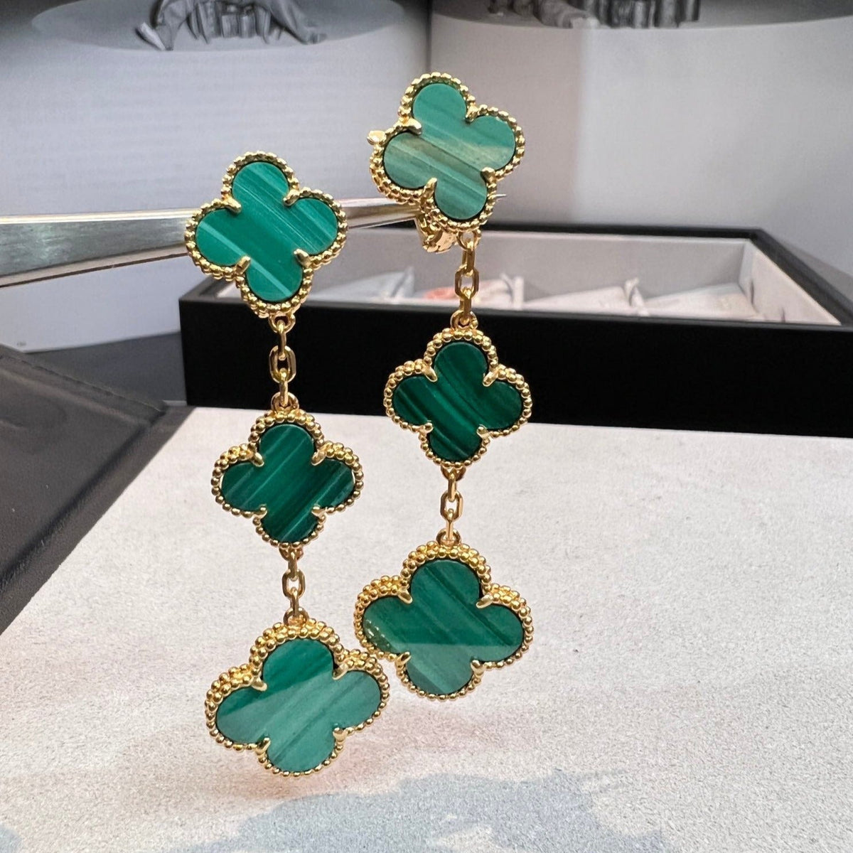 ¡®Aura Jewels¡¯CLOVER MALACHITE 3 MOTIFS GOLD