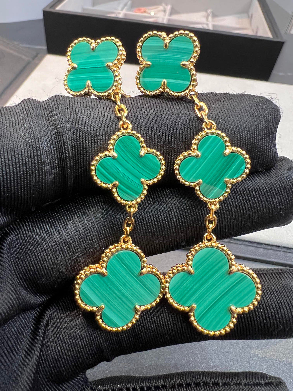 ¡®Aura Jewels¡¯CLOVER MALACHITE 3 MOTIFS GOLD