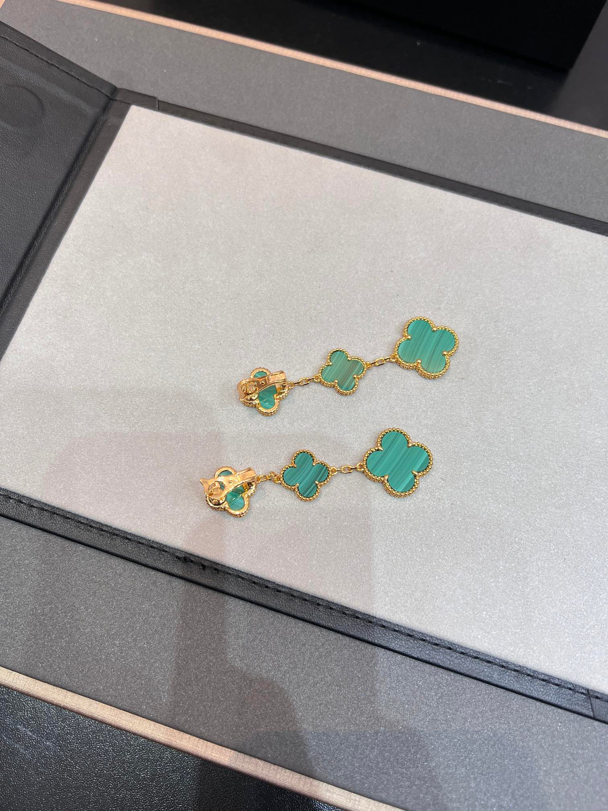 ¡®Aura Jewels¡¯CLOVER MALACHITE 3 MOTIFS GOLD