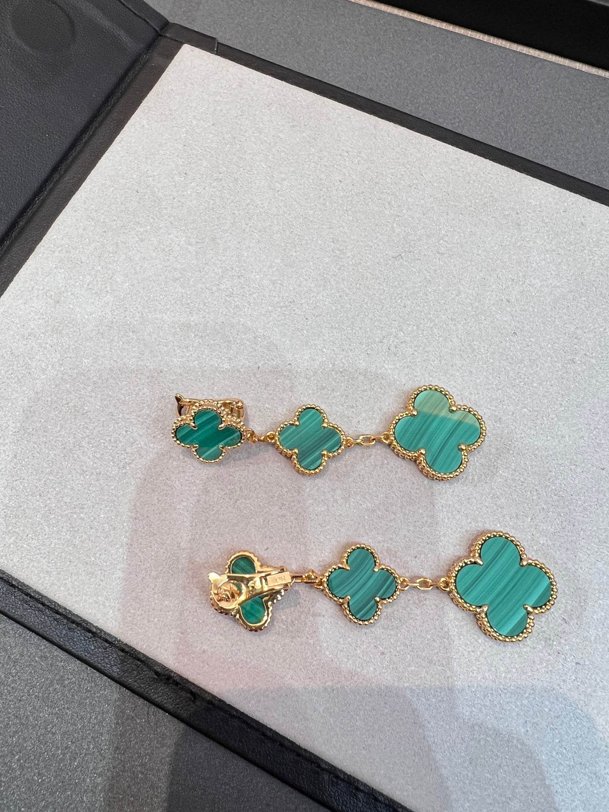 ¡®Aura Jewels¡¯CLOVER MALACHITE 3 MOTIFS GOLD