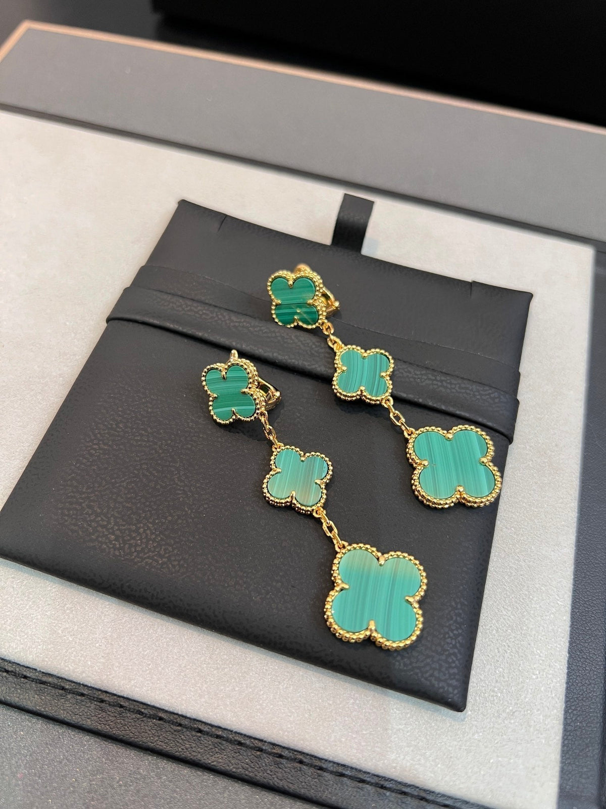 ¡®Aura Jewels¡¯CLOVER MALACHITE 3 MOTIFS GOLD