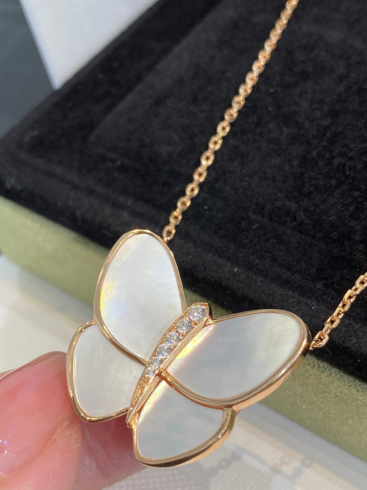 ¡®Aura Jewels¡¯BUTTERFLY GOLD MOP DIAMOND NECKLACE