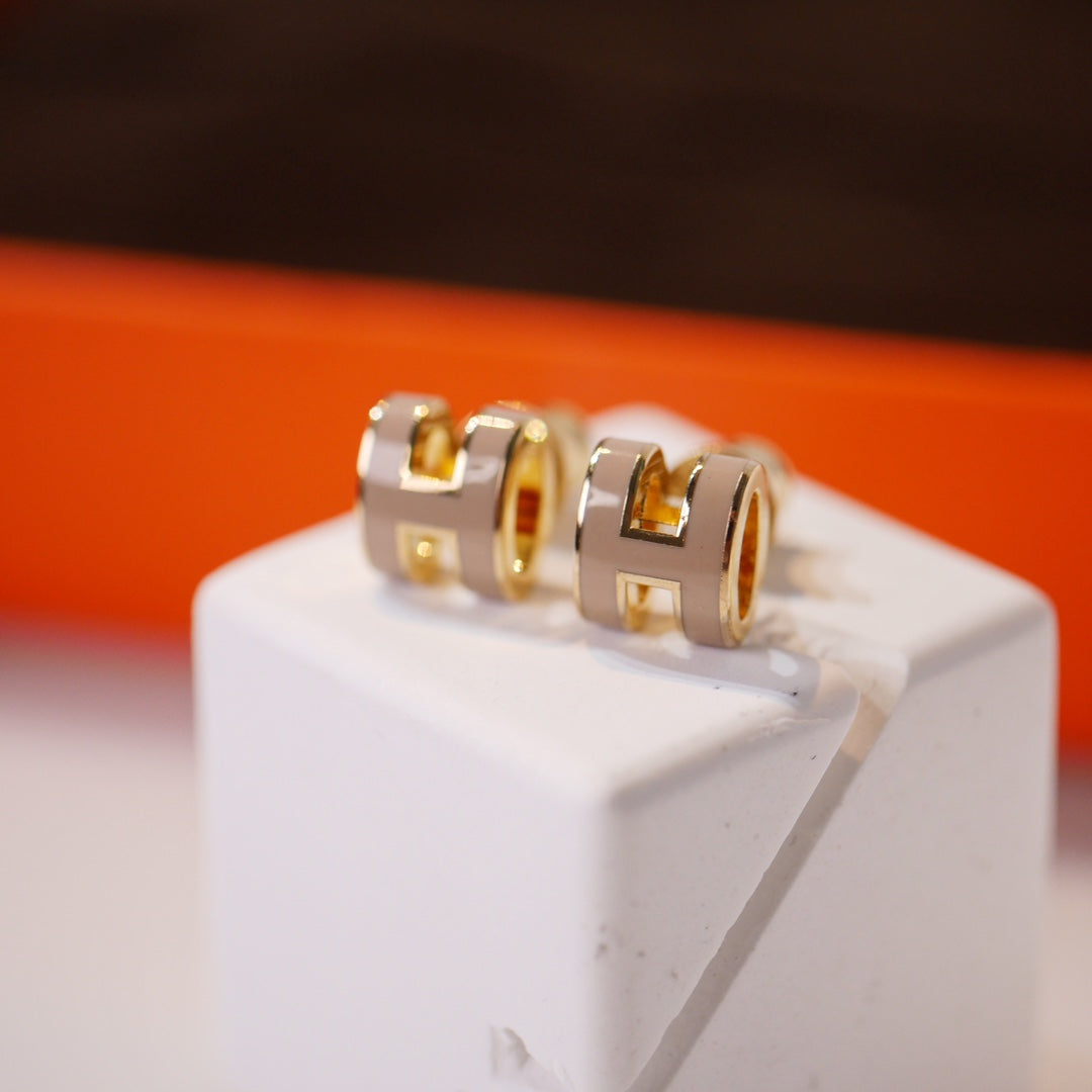 ¡®Aura Jewels¡¯MINI POP H GOLD EARRINGS GREY