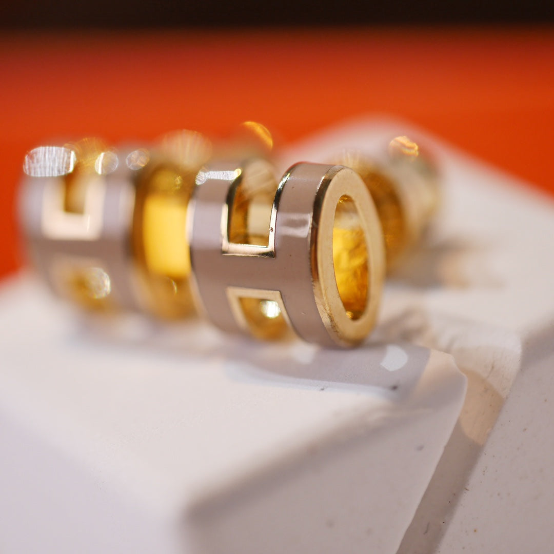 ¡®Aura Jewels¡¯MINI POP H GOLD EARRINGS GREY