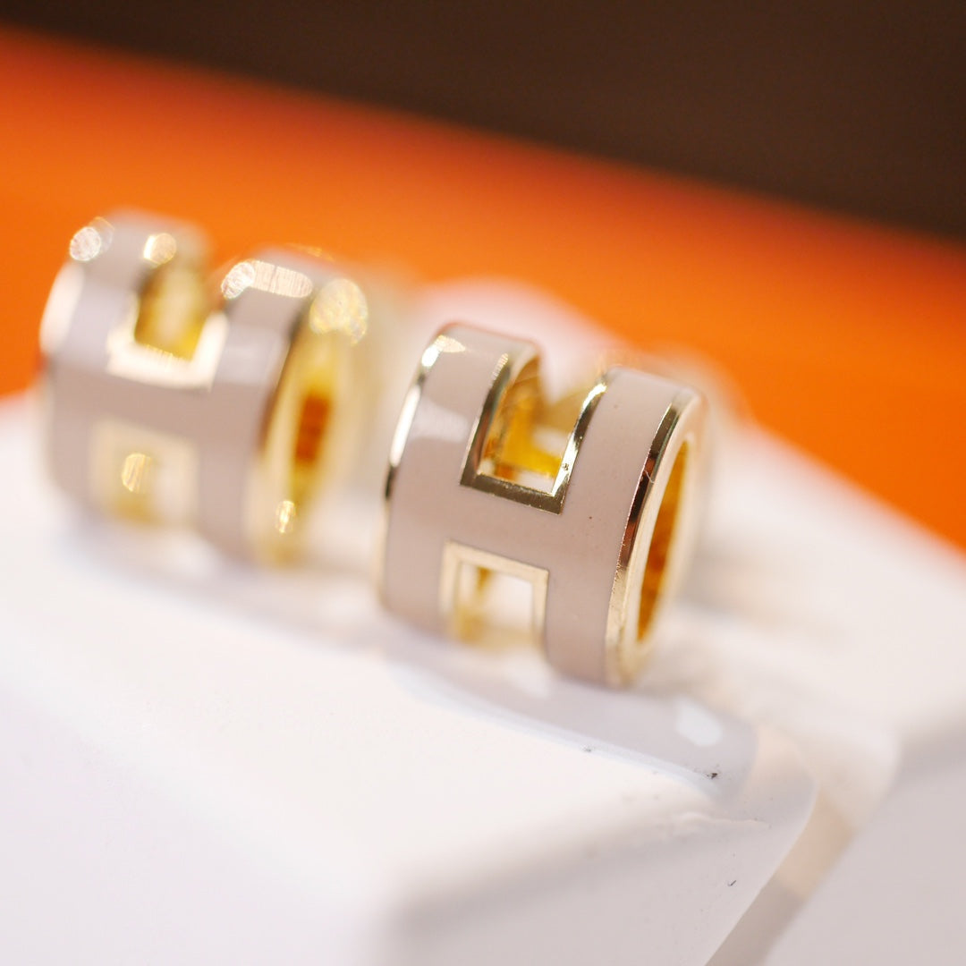 ¡®Aura Jewels¡¯MINI POP H GOLD EARRINGS GREY