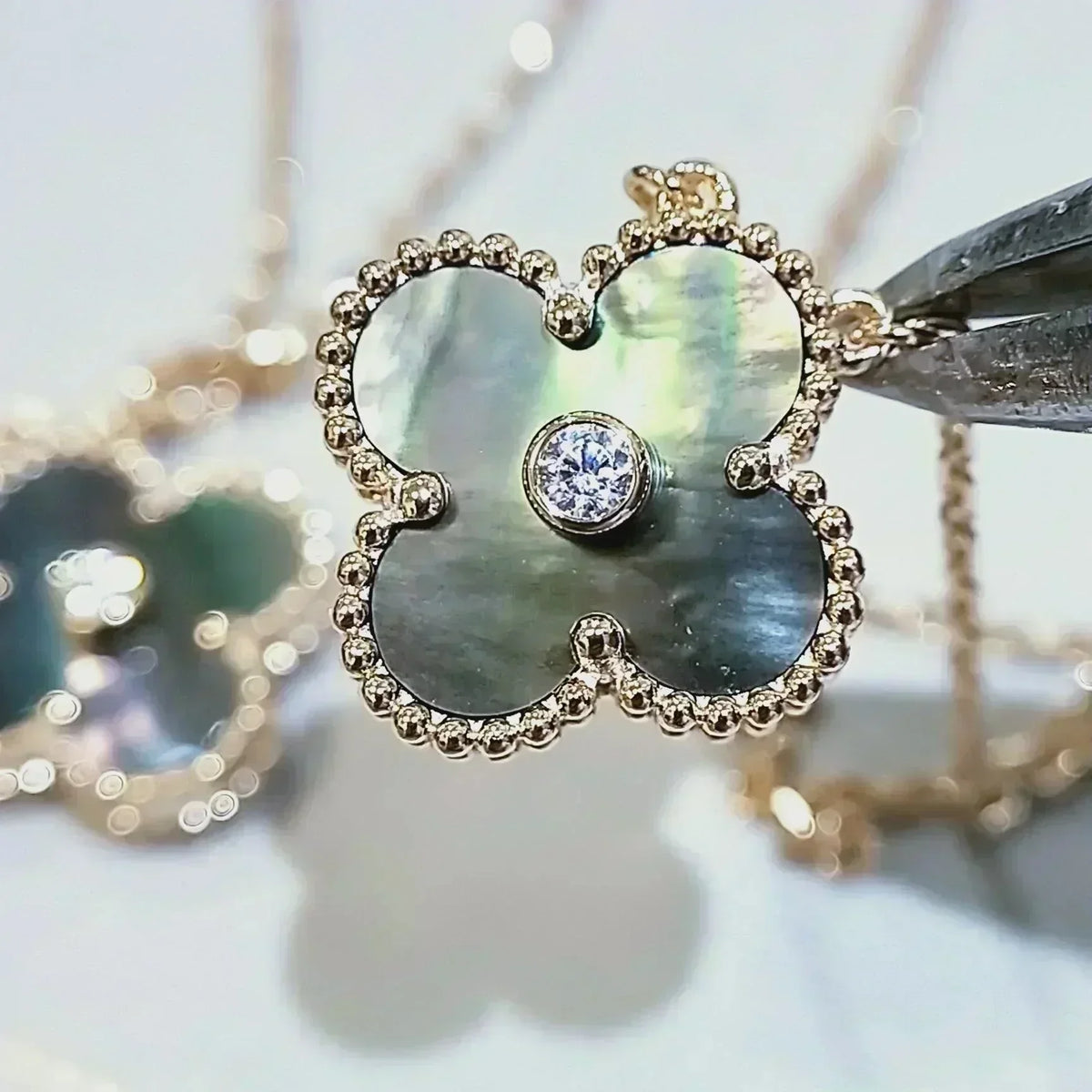 ¡®Aura Jewels¡¯CLOVER 15MM DIAMOND AND MOTHER-OF-GREY NECKLACE