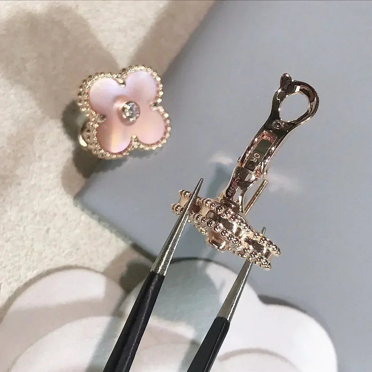 ¡®Aura Jewels¡¯CLOVER MEDIUM 1 MOTIFS  PINK MOP DIAMOND EARRINGS
