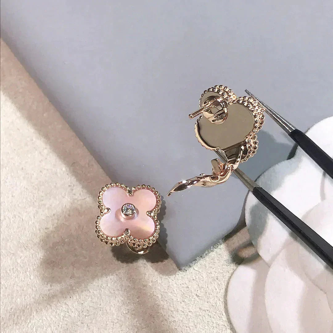 ¡®Aura Jewels¡¯CLOVER MEDIUM 1 MOTIFS  PINK MOP DIAMOND EARRINGS