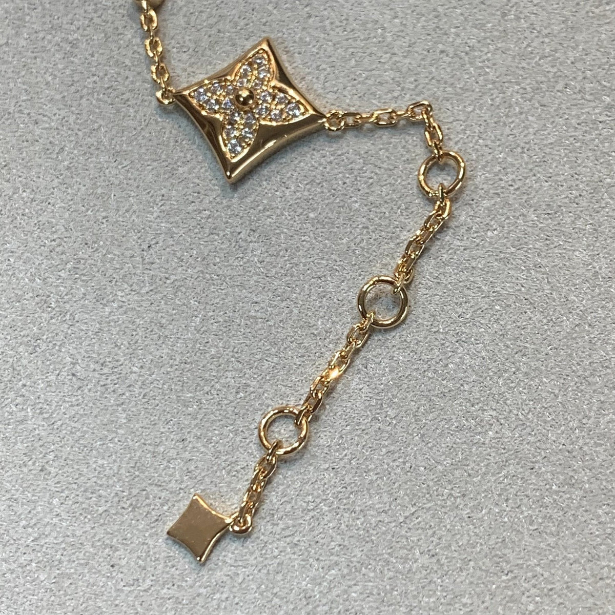 ¡®Aura Jewels¡¯STAR AND SUN 4 MOTIFS GOLD DIAMONDS BRACELET