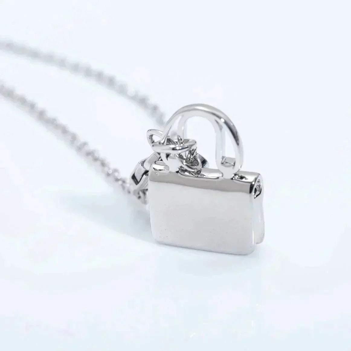 ¡®Aura Jewels¡¯AMULETTE PEDANT SILVER NECKLACE