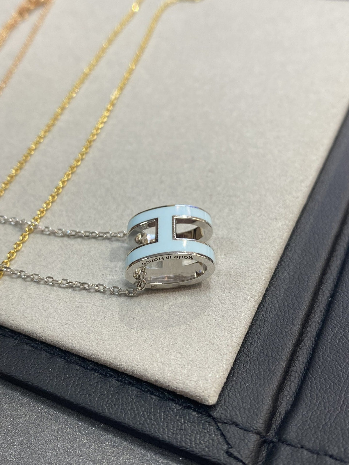 ¡®Aura Jewels¡¯POP H LIGHT BLUE NECKLACE