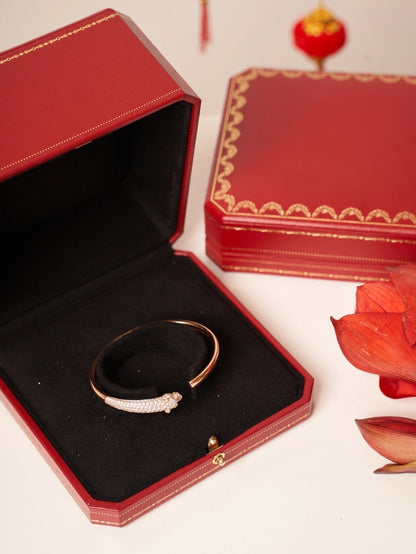 ¡®Aura Jewels¡¯PANTHERE ROSE GOLD DIAMOND OPEN BRACELET