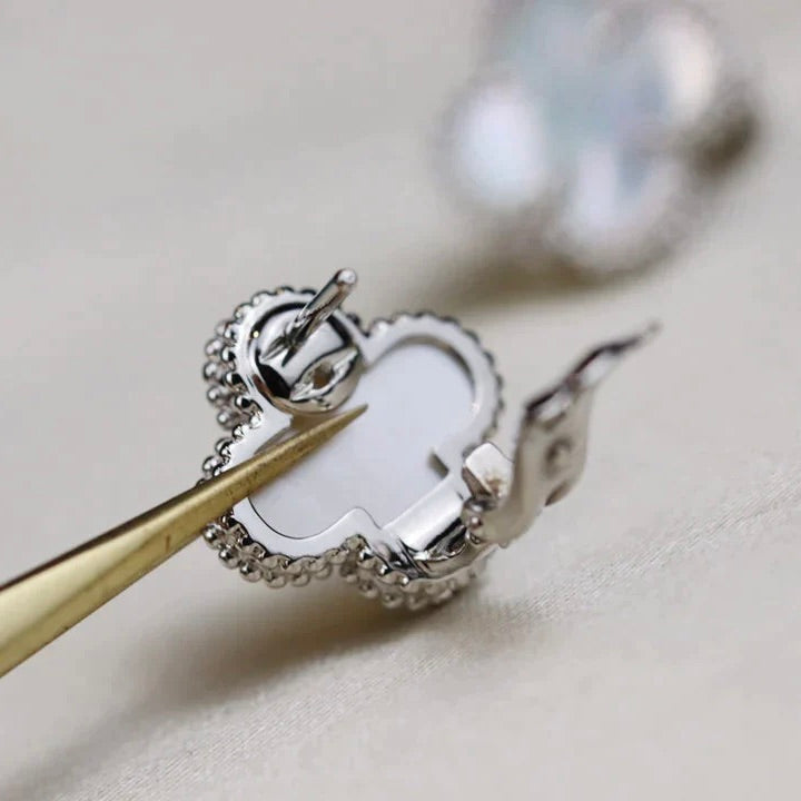 ¡®Aura Jewels¡¯CLOVER MEDIUM 1 MOTIFS  WHITE MOP EARRINGS SILVER