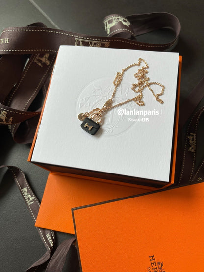 ¡®Aura Jewels¡¯CONSTANCE BLACK PEDANT PINK GOLD NECKLACE