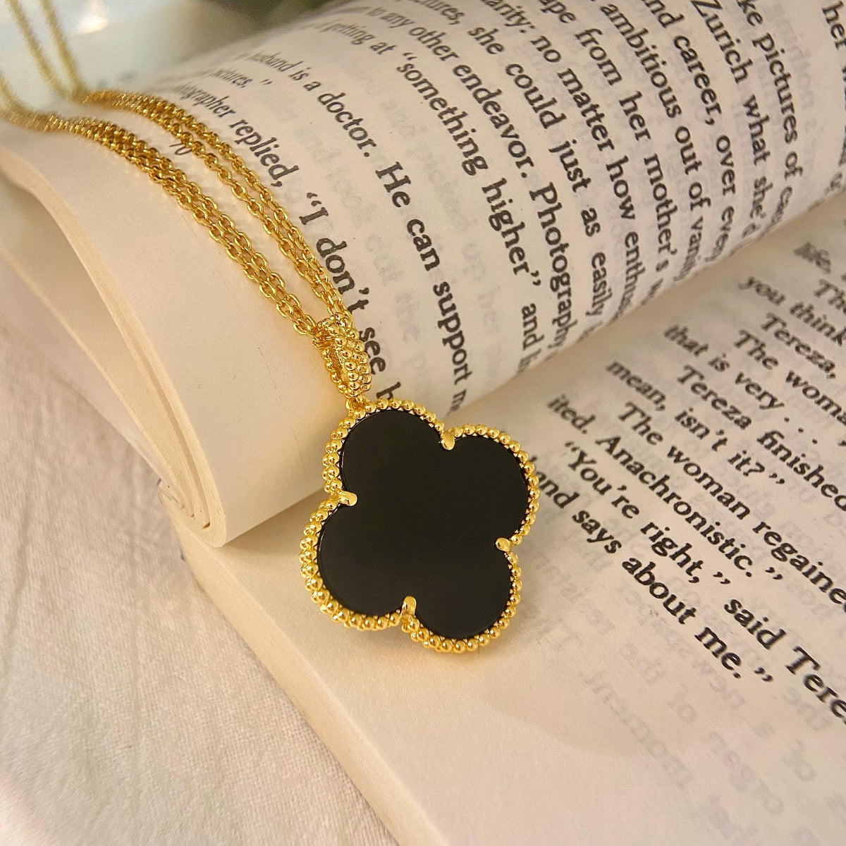 ¡®Aura Jewels¡¯CLOVER 25MM NECKLACE GOLD ONYX
