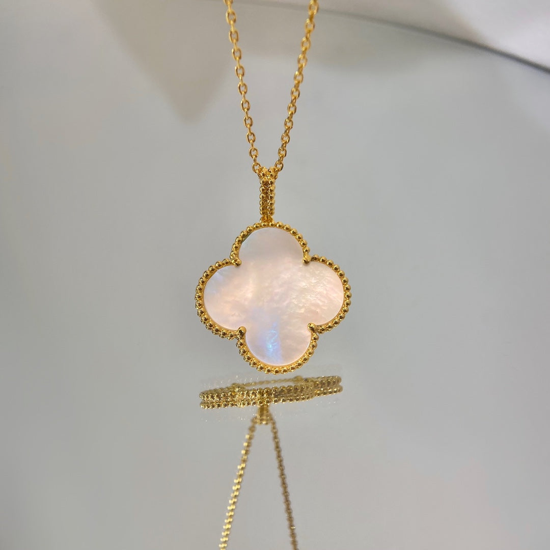 ¡®Aura Jewels¡¯CLOVER 25MM MOP LARGE PENDANT NECKLACE