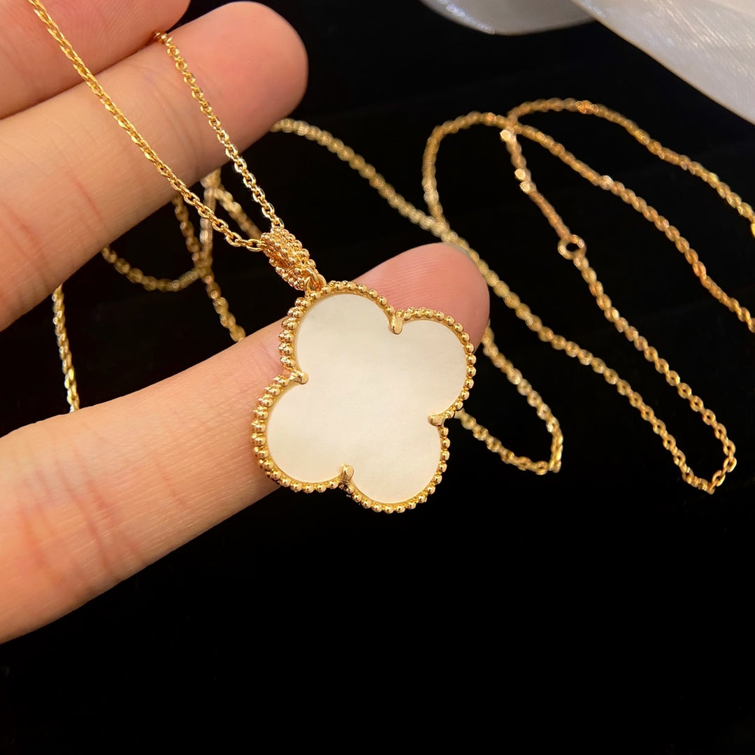 ¡®Aura Jewels¡¯CLOVER 25MM MOP LARGE PENDANT NECKLACE