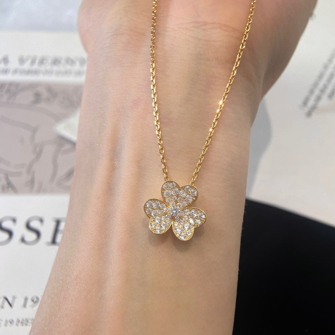 ¡®Aura Jewels¡¯FLOWER DIAMOND NECKLACE