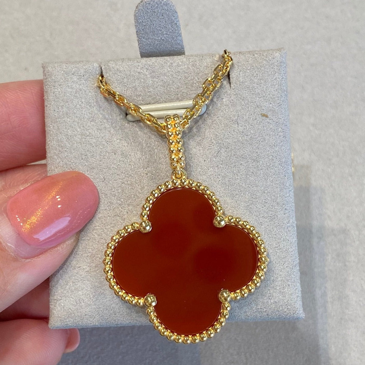 ¡®Aura Jewels¡¯CLOVER 25MM NECKLACE GOLD CARNELIAN