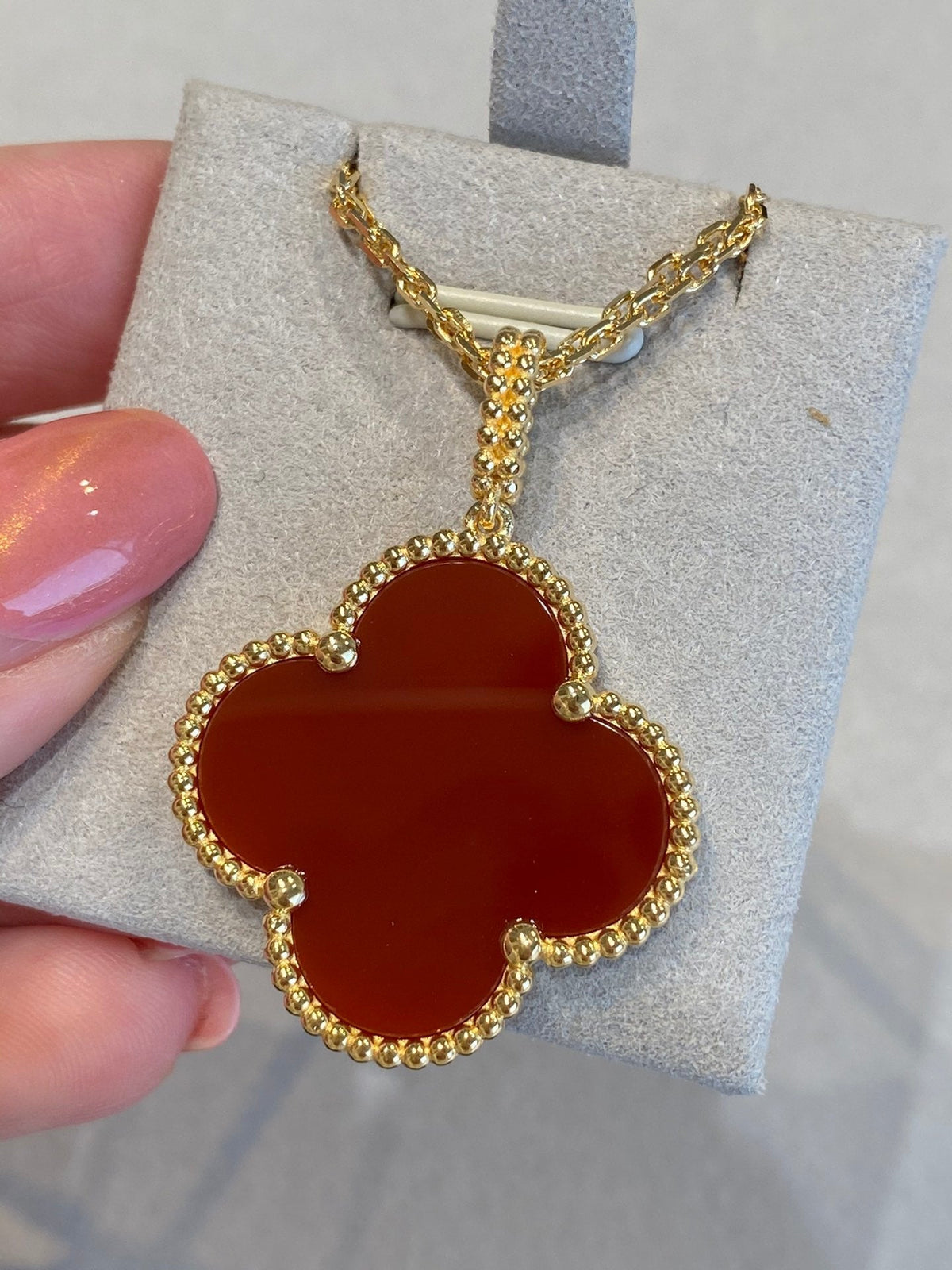 ¡®Aura Jewels¡¯CLOVER 25MM NECKLACE GOLD CARNELIAN