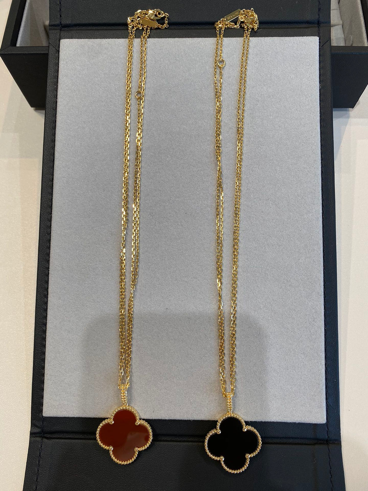 ¡®Aura Jewels¡¯CLOVER 25MM NECKLACE GOLD CARNELIAN