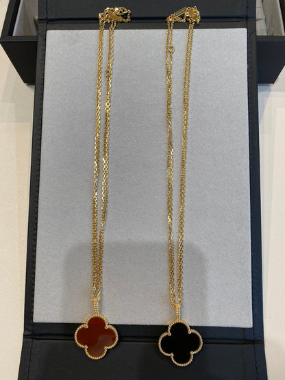 ¡®Aura Jewels¡¯CLOVER 25MM NECKLACE GOLD CARNELIAN