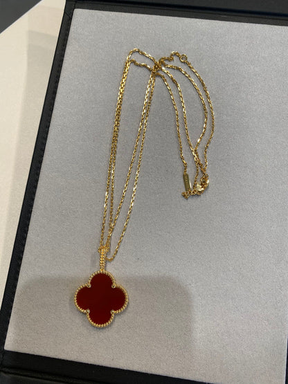 ¡®Aura Jewels¡¯CLOVER 25MM NECKLACE GOLD CARNELIAN
