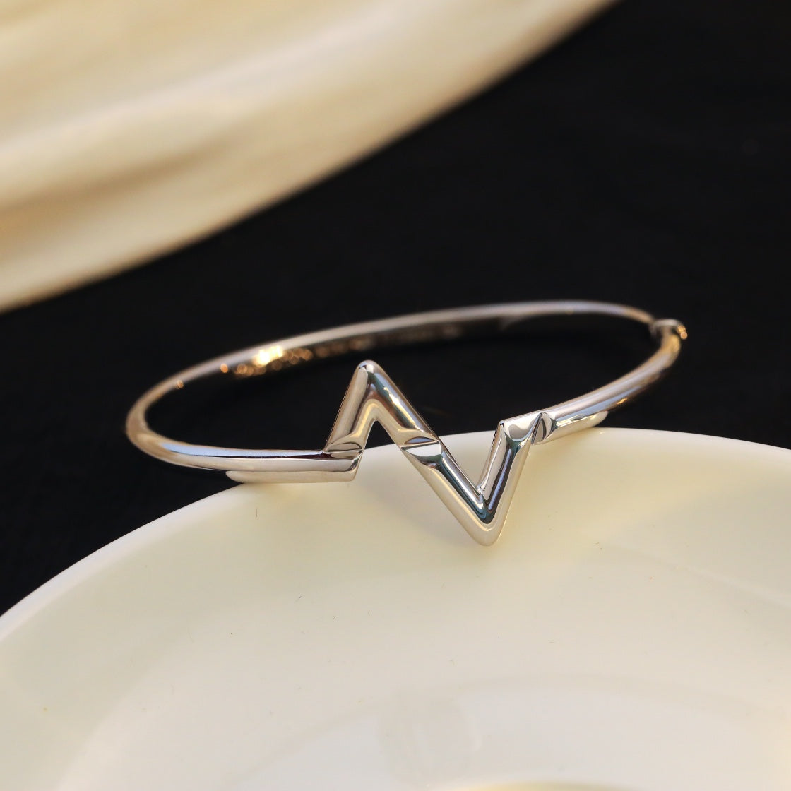 ¡®Aura Jewels¡¯VOLTE UPSITE DOWN BRACELET