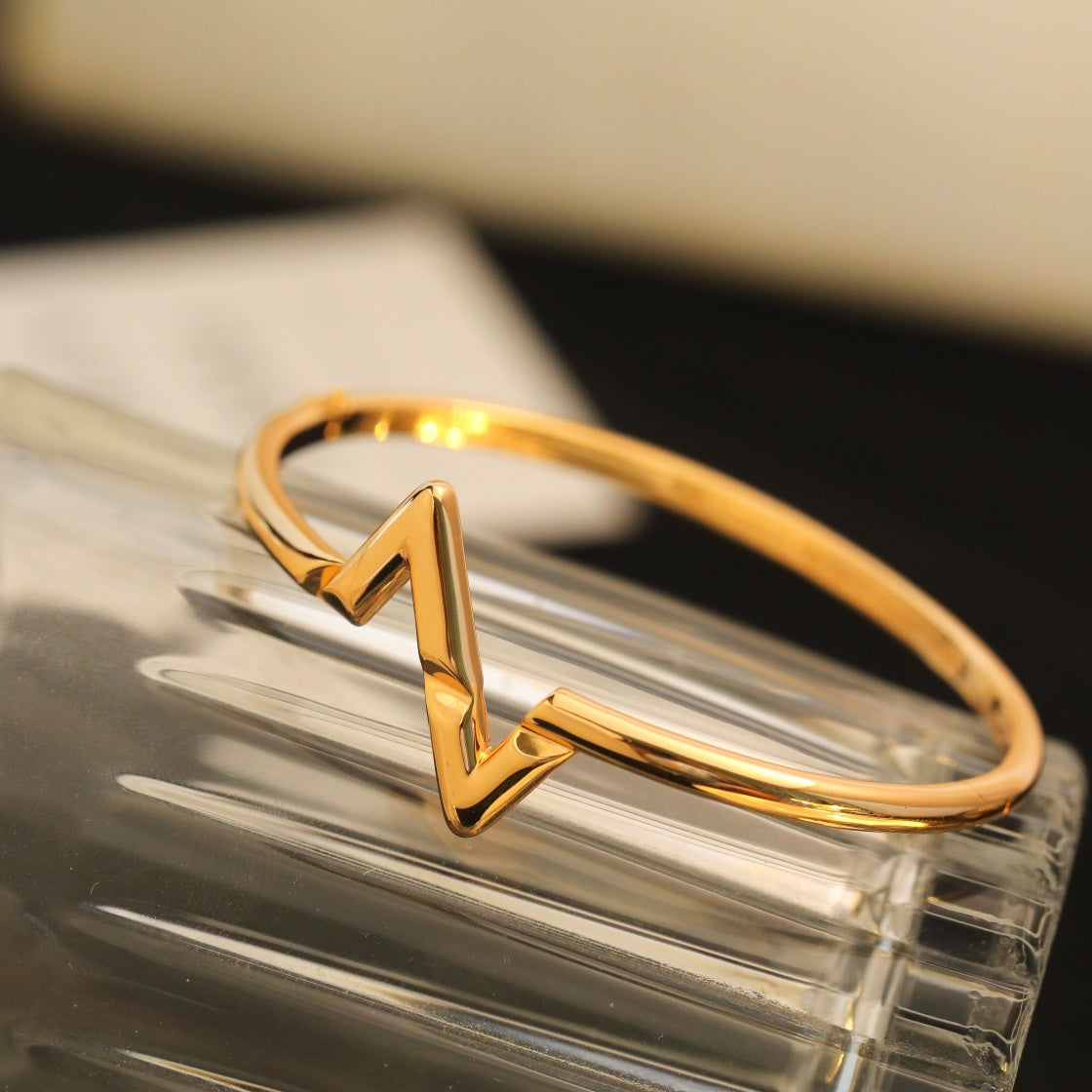 ¡®Aura Jewels¡¯VOLTE UPSITE DOWN BRACELET