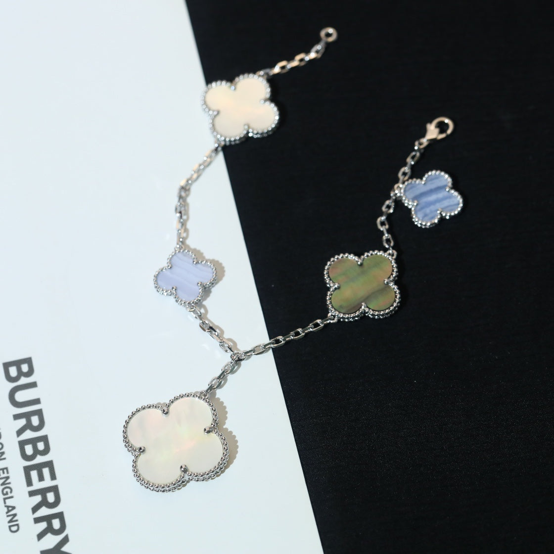 ¡®Aura Jewels¡¯CLOVER BRACELET 5 MOTIFS MOP CHALCEDONY SILVER