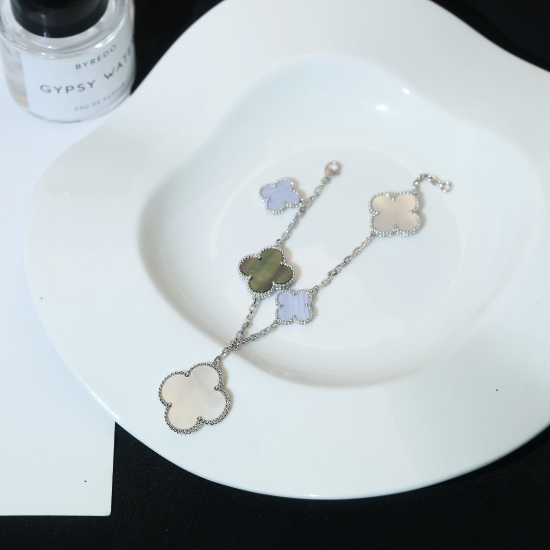 ¡®Aura Jewels¡¯CLOVER BRACELET 5 MOTIFS MOP CHALCEDONY SILVER