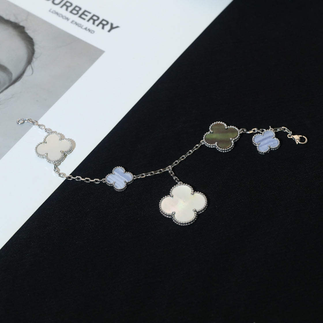 ¡®Aura Jewels¡¯CLOVER BRACELET 5 MOTIFS MOP CHALCEDONY SILVER