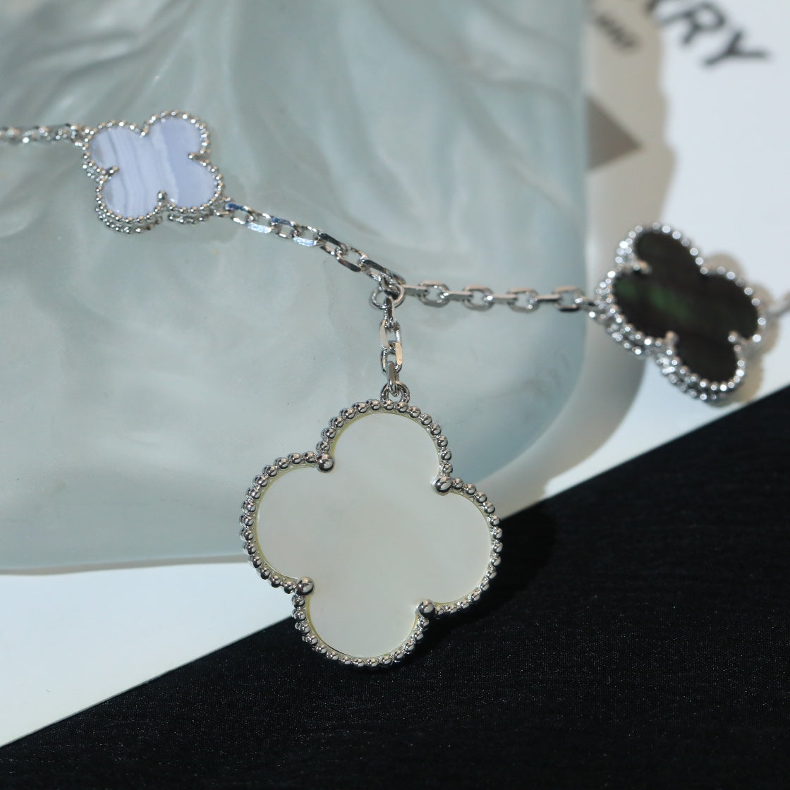 ¡®Aura Jewels¡¯CLOVER BRACELET 5 MOTIFS MOP CHALCEDONY SILVER