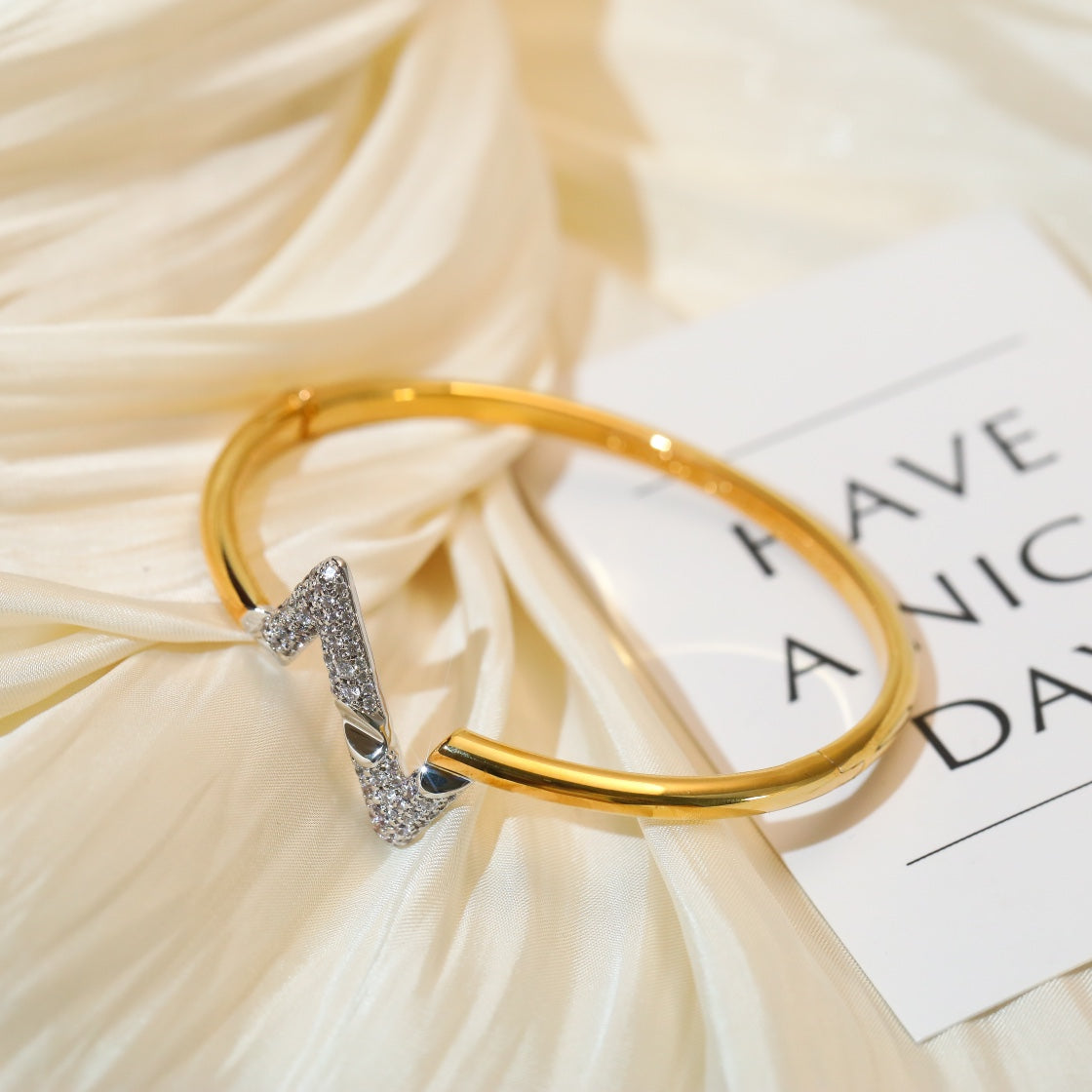 ¡®Aura Jewels¡¯VOLTE UPSITE DOWN GOLD DIAMOND BRACELET