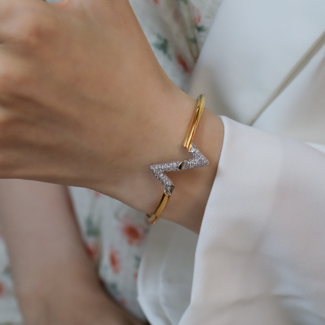 ¡®Aura Jewels¡¯VOLTE UPSITE DOWN GOLD DIAMOND BRACELET