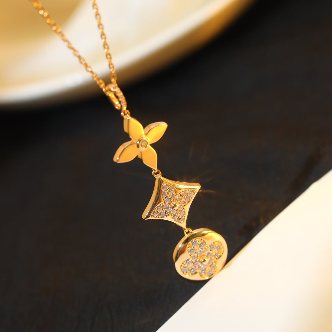 ¡®Aura Jewels¡¯STAR AND SUN DIAMOND PINK GOLD NECKLACE